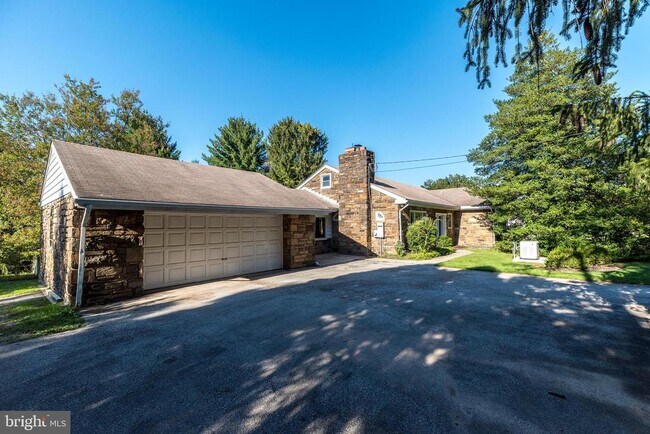 Building Photo - 932 Croton Rd