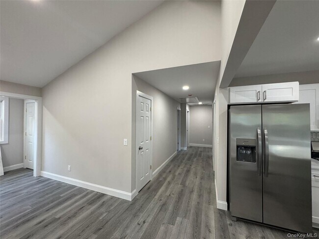 Building Photo - 75 Valley Dr