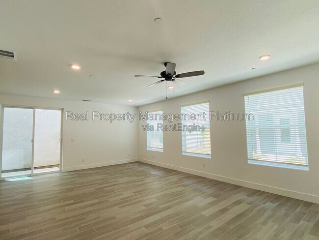Building Photo - 2752 E Tamarind Dr