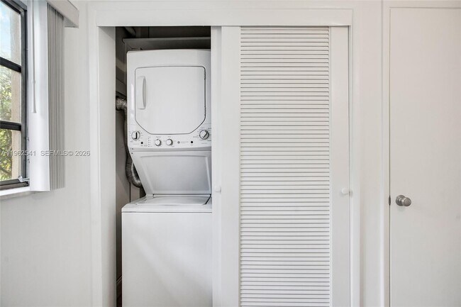 Building Photo - 50 Park Dr