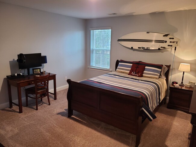 Building Photo - 4 Bed, 2.5 Bath located in Mimosa Bay Comm...