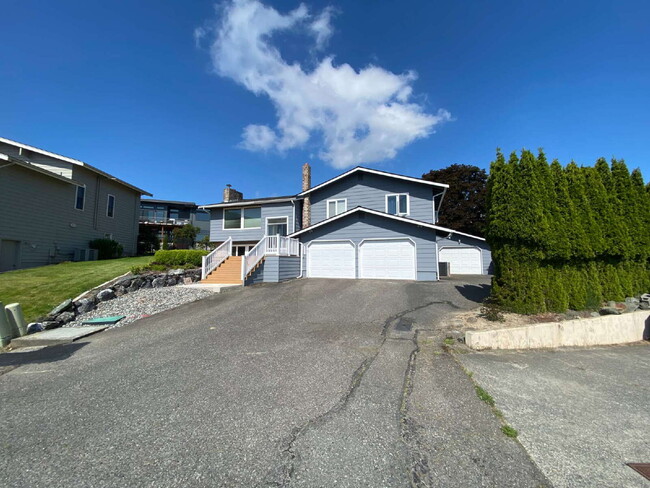 Building Photo - Downstairs Suite with Private Kitchen & Ba...
