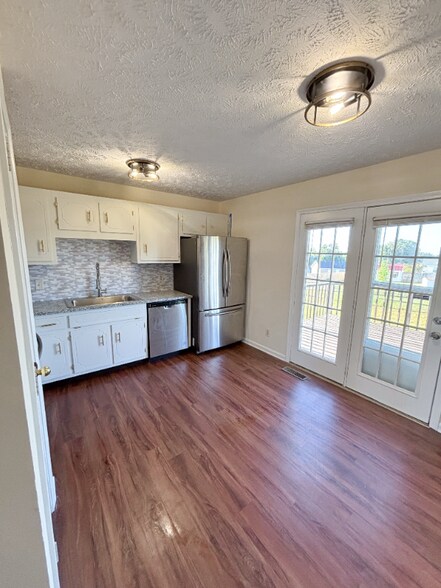 Building Photo - 1065 Bobcat Dr