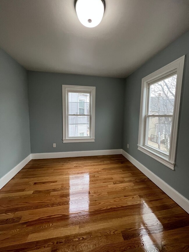 Building Photo - Large 2 Bedrooms Plus a Bonus Room. 2 Full...