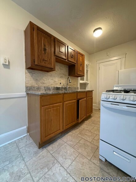 Building Photo - 53 Fellsway W