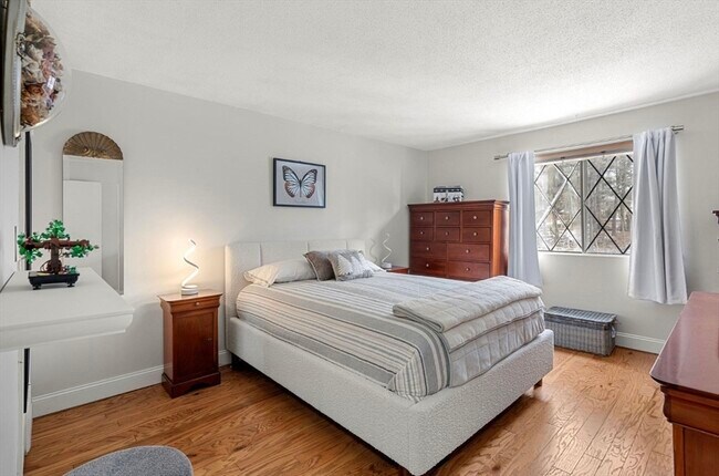 Building Photo - 7 Greenbriar Dr