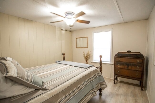 Building Photo - 1631 W Pine Lake Dr