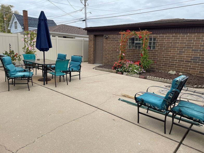 BACK YARD WITH GARAGE - 703 N 11th Ave