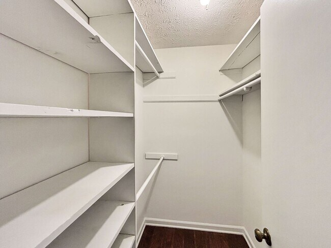 Building Photo - Beautiful 4 BR 3.5 BA Home in Marietta!