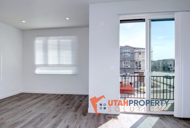 Building Photo - 1055 W 400 S