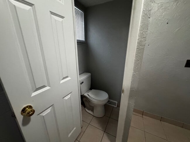 Building Photo - Charming 2-Bedroom Property in Prime Location