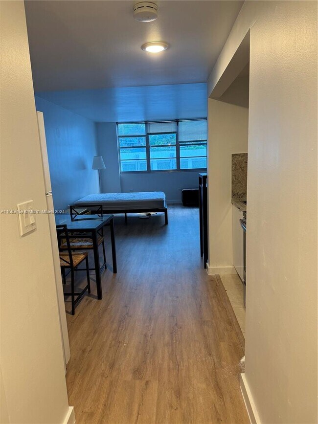 Building Photo - 999 Brickell Bay Dr