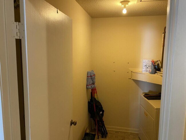 Building Photo - 493 N Sams Point