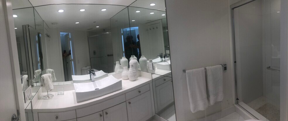 Guest Bath - 3640 Yacht Club Dr