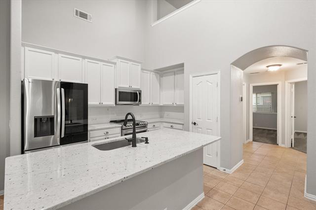 Building Photo - 4802 Oakview Dr