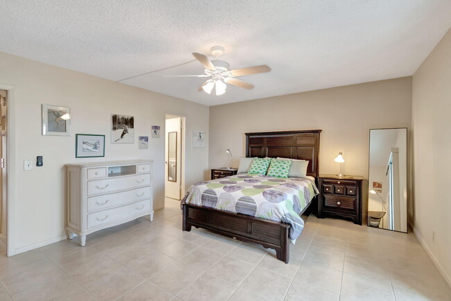 Building Photo - 4050 Cornwall C