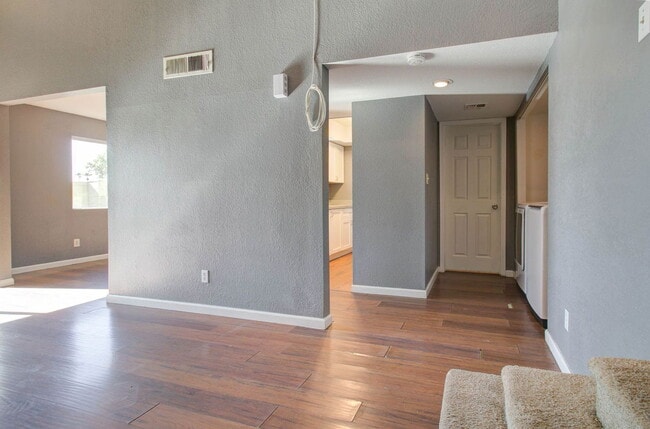 Building Photo - 2202 W Glenrosa Ave