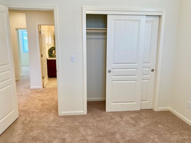 Building Photo - $2,295 Bullard & Leonard, Charming 3 Bedroom - La Canada Ave, Clovis