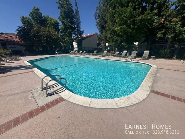 Building Photo - 5606 Las Virgenes Rd