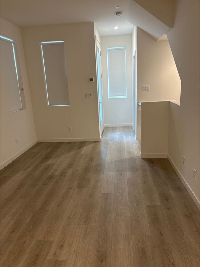 Building Photo - Vibrant 3 story 2bed/2.5bath home at the Mill at Broadway