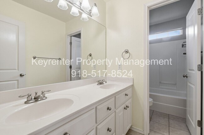 Building Photo - 3 Bed | 2 Bath | Jenks