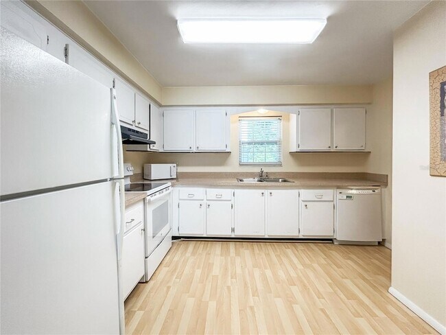 Building Photo - 1706 Belleair Forest Dr