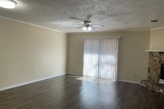 Building Photo - 2 Bedroom Townhome in Lexington Square