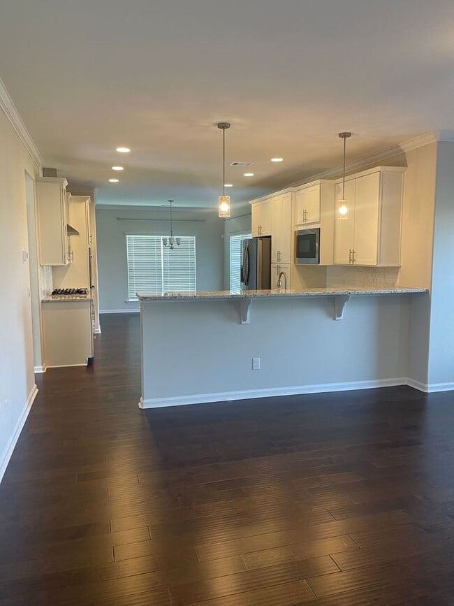 Building Photo - Stunning well kept 4 bed/ 3 bath home!