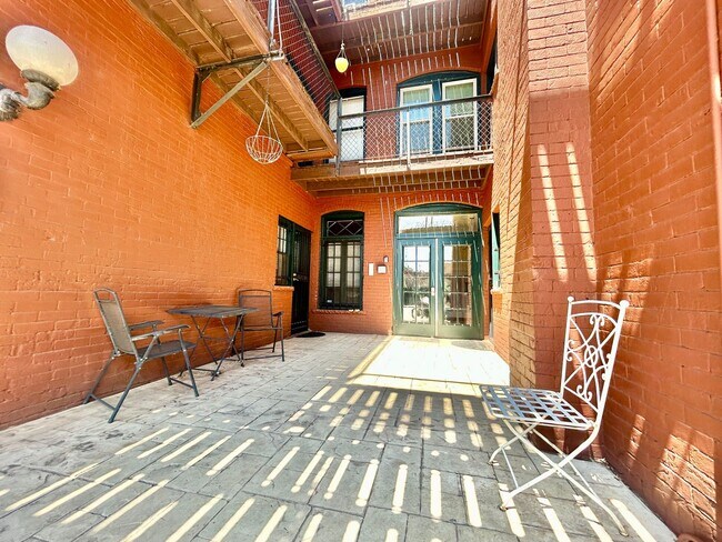Building Photo - Charming Historic Condo in the Heart of Up...
