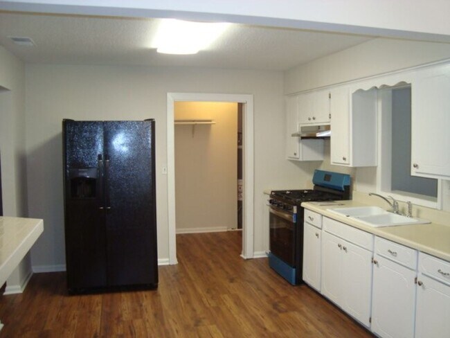 Building Photo - Move in Ready 3 bedroom!