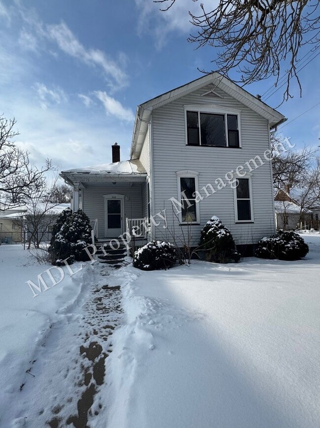 Building Photo - 909 Mackinaw St