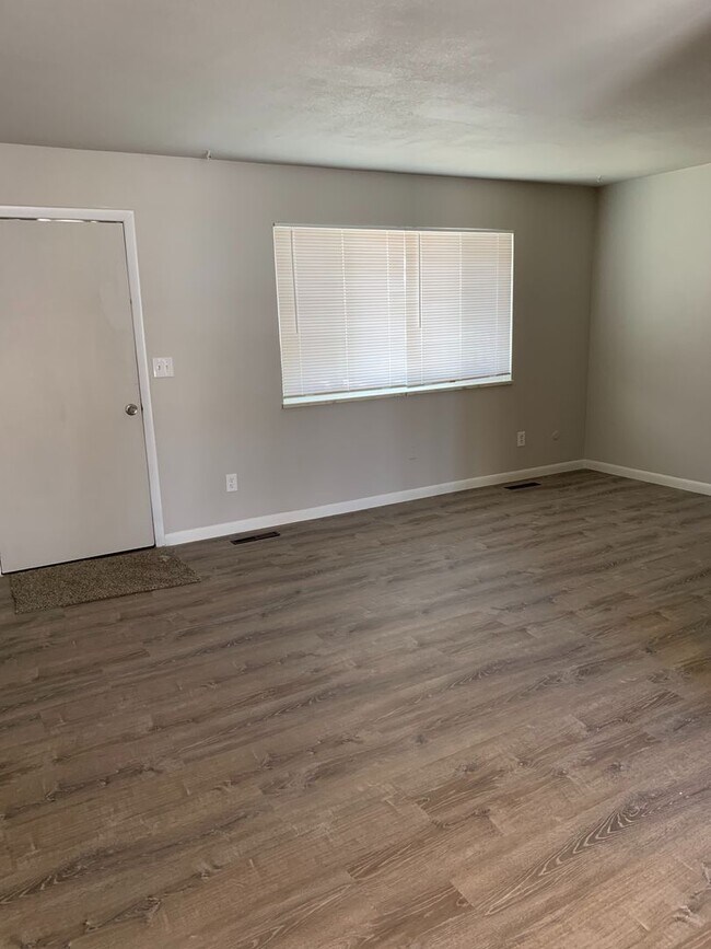 Building Photo - Updated 3-Bed, 1.5-Bath Duplex in Central Fort Collins!