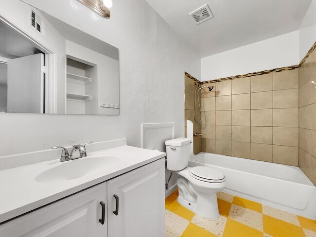 Building Photo - Central Phoenix 2/1 Ground Floor Super Clean.