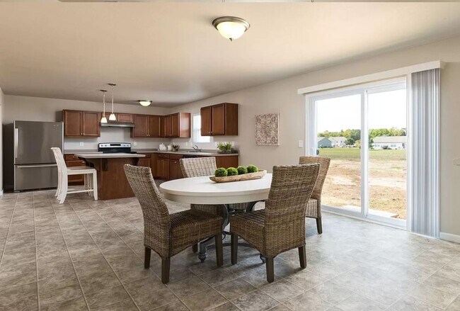 Building Photo - Large 4 bedroom 2000 sq ft home at a great value!