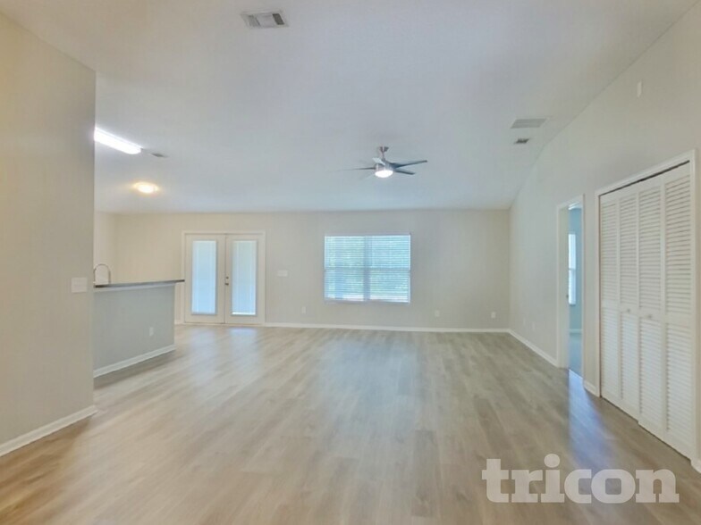 Building Photo - 15180 Bareback Dr