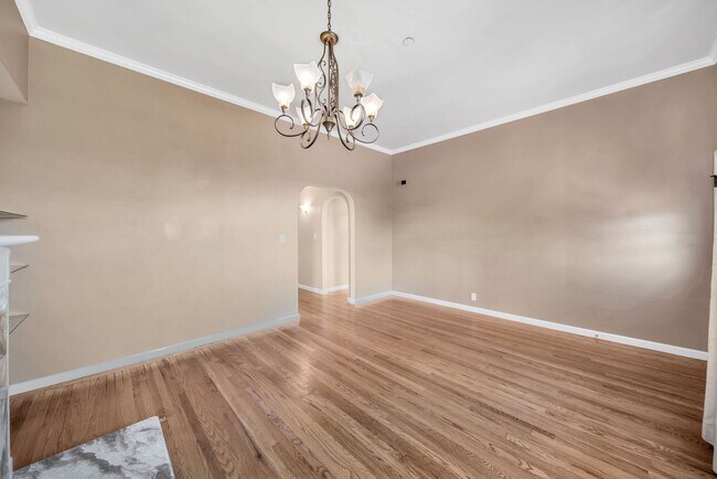 Building Photo - Welcome Home to the peaceful Shoreview Nei...