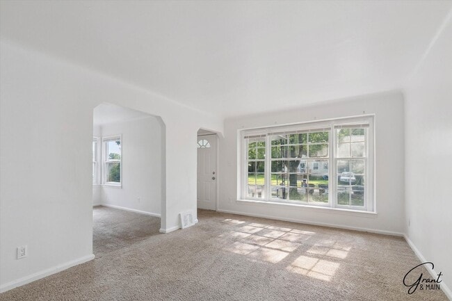 Building Photo - 3 Bedroom - 1 Bath- $1,150.00
