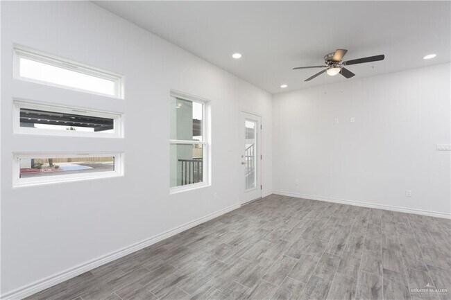 Building Photo - 7 N 15th Pl