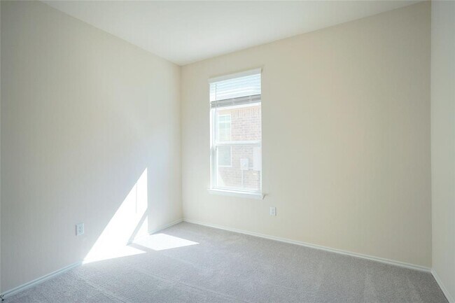 Building Photo - 288 Kapok St