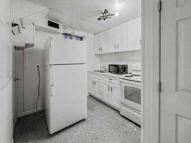 Building Photo - Furnished 4BD 2BA Home with Two kitchens, Basement, and Garage!