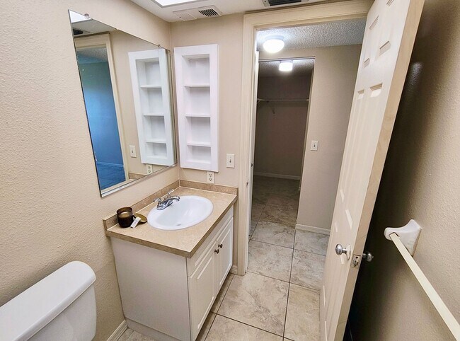 Building Photo - Charming Residence in a Prime Fort Myers Location