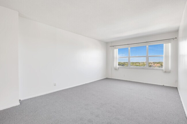 Building Photo - 2555 NE 11th St