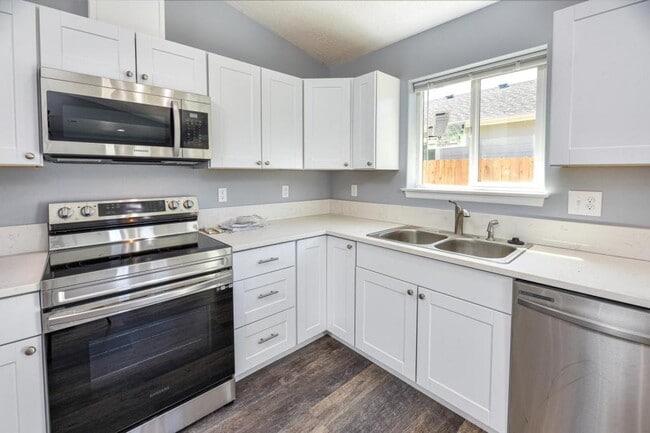 Building Photo - 1735 SE Jefferson St