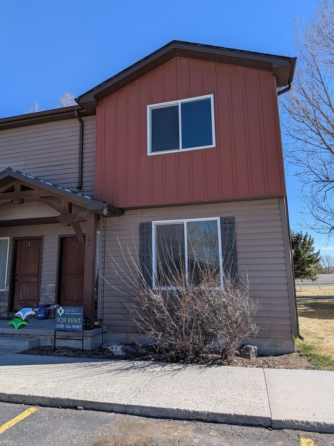 Building Photo - 3 bed 1.5 bath IMMACULATE END-UNIT Townhome in the Meadows