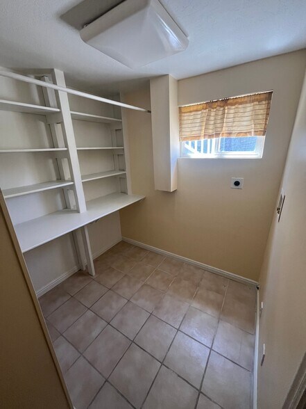 Building Photo - 2648 E Manor Dr