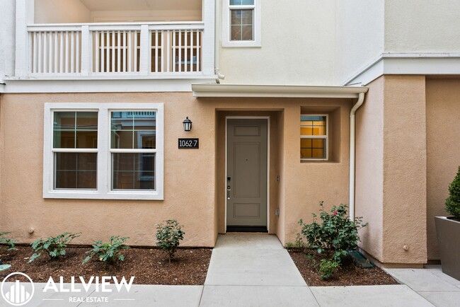 Building Photo - Luxurious 3 Bed/3.5 Bath Townhouse in Nort...