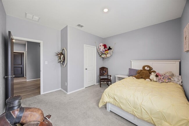 Building Photo - 2402 Sunray Ct