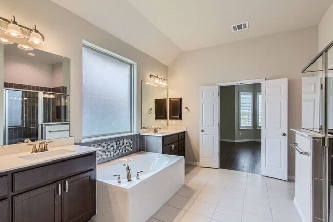 Building Photo - 12383 Mesa Verde Dr