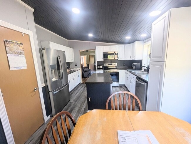 Building Photo - 43 Crestwood Dr