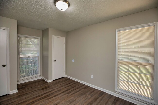 Building Photo - ** 4 Bed 2 Bath located in Ridgefield **Call 334-366-9198 to schedule a self tour